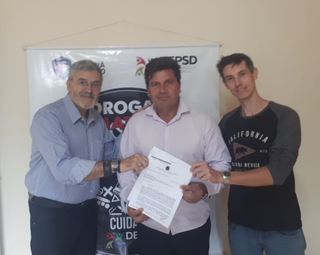 Entrega do Termo de Doação à Associação Comunitária Estrela da Manhã (Rio Bonito do Iguaçu/PR). Da esquerda para a direita: José Augusto Soavinski (Assessor e Palestrante do DEPSD), Claudinei Oliboni (Representante da ACEM), Flavio Tincani (Assessor do DEPSD)