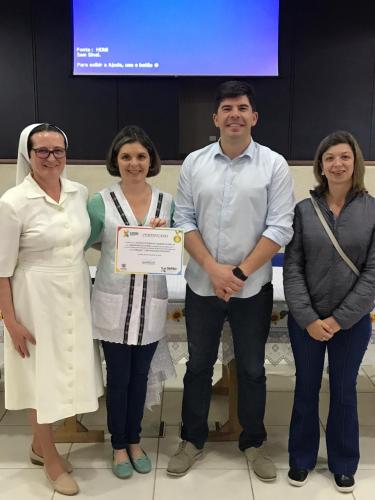 Entrega do certificado de 1º Lugar da categoria Escola Pública