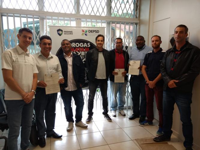 Membros do Centro Terapêutico HADASH (Campina Grande do Sul/PR), da Casa de Apoio Belém (Curitiba/PR), da Associação Comunidade Terapêutica Vitória (Bocaiúva do Sul/PR), o assessor técnico Flávio Tincani e o Diretor do DEPSD, Renato Bastos Figueiroa.