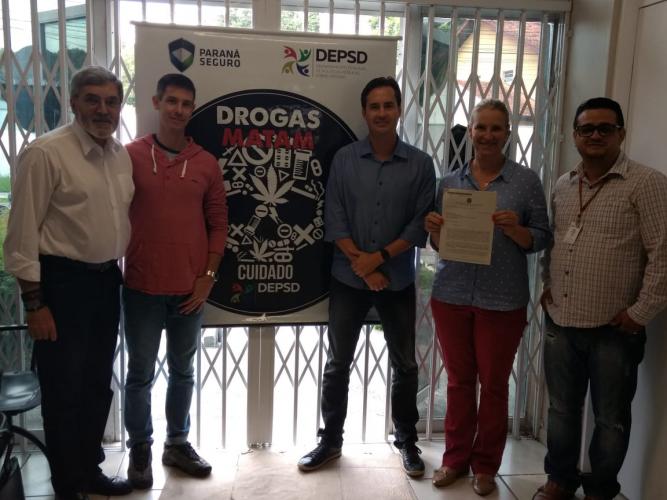 Entrega de Termo de Doação de Veículo para a Casa de Recuperação Água da Vida (Almirante Tamandaré/PR)