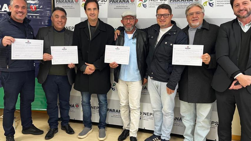 Entrega de certificado para Comunidades Terapêuticas